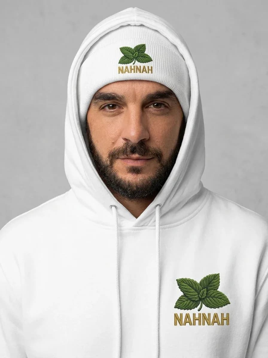 Un homme de l’équipe NAHNAH AI en sweat blanc brodé du logo NAHNAH